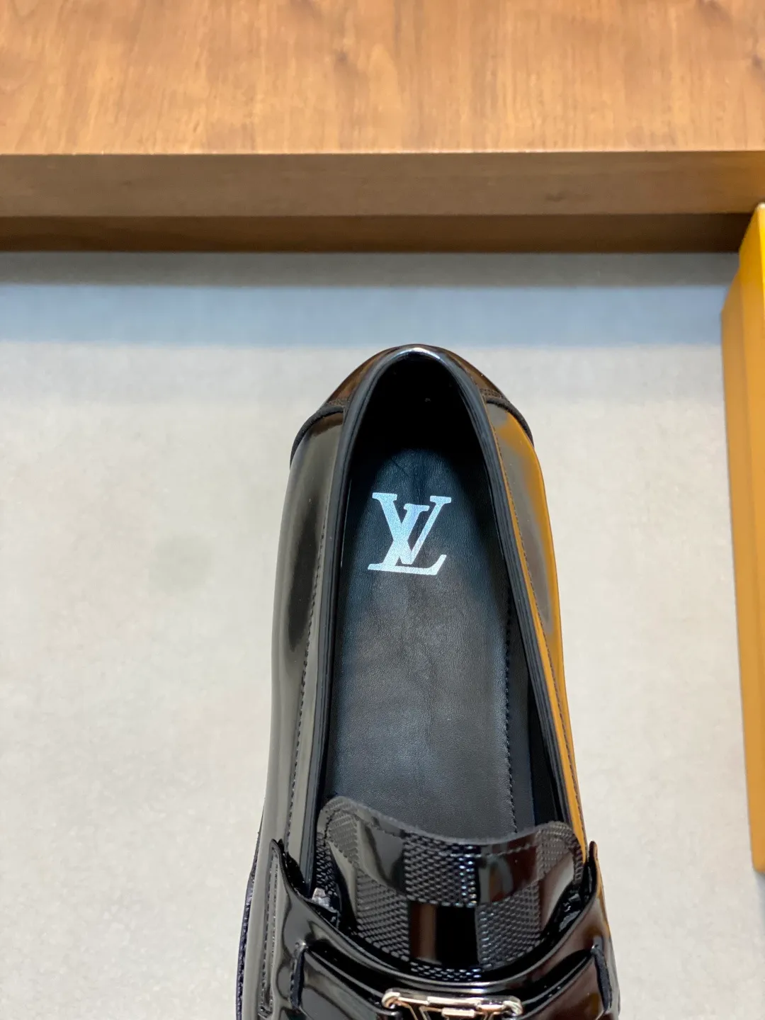 💰920 LV GLOVE slip-on loafers, top quality products produced in Guangzhou, ready for sale! These LV Glove loafers are made of selected soft crystal sheep leather. The leather surface has a slightly wrinkled texture and a very high-end texture. Each pair is unique. The leather surface is light and soft, with a delicate texture and good luster. It is a classic loafer style, with exquisite handmade mark stitching on the toe, and a square toe configuration to highlight the classic style. The horizontal band has hot-printed LV three-dimensional letters, semi-solid handcrafts and a genuine leather outsole, and a rubber patch on the heel to create wear-resistant performance and comfort. One of the must-have loafers for men! Comes with full original packaging! Code number: 39-40-41-42-43-44 (45 customized) standard leather shoe code